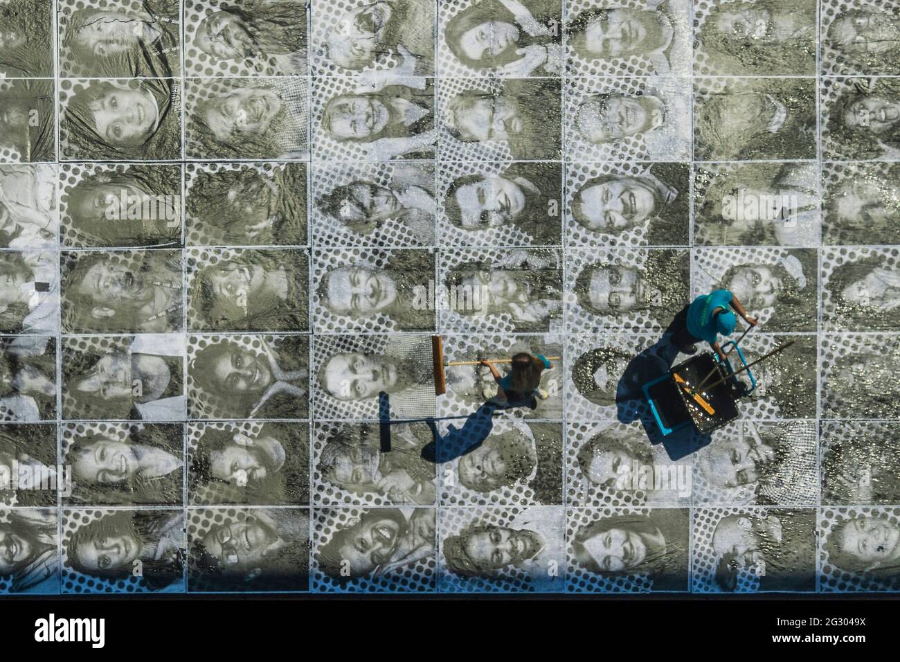 Londra, Regno Unito. 13 giugno 2021. Sadiq Khan visita il Tower Bridge mentre viene incollato con più di 3,000 fotografie di ritratti in bianco e nero in occasione dei Campionati di calcio UEFA EURO 2020. All'interno fuori è la celebrazione culturale della capitale del calcio e la sua capacità di riunire le persone. Credit: Guy Bell/Alamy Live News Foto Stock