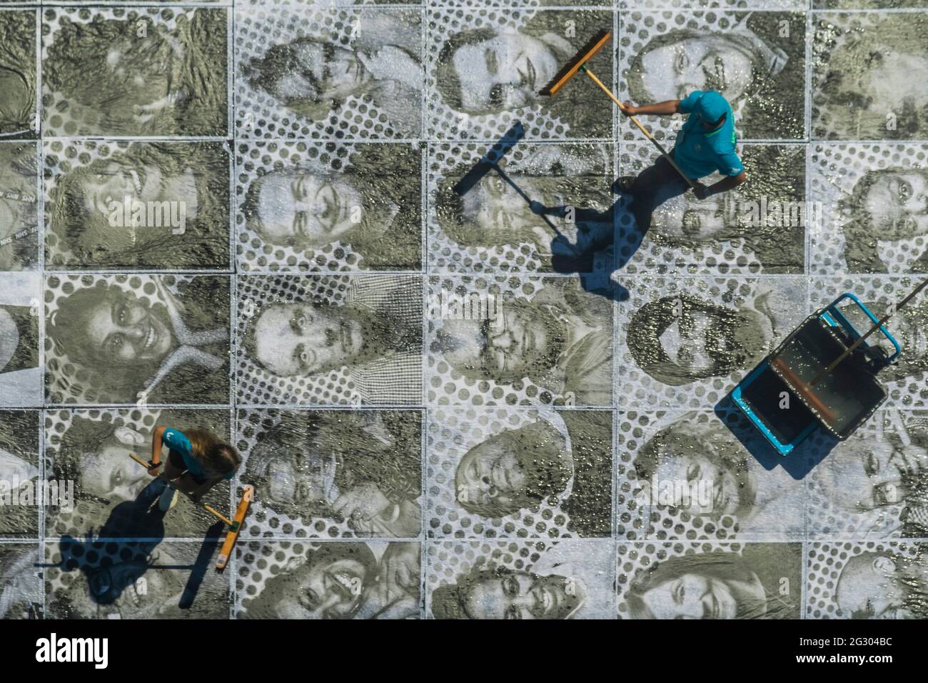 Londra, Regno Unito. 13 giugno 2021. Sadiq Khan visita il Tower Bridge mentre viene incollato con più di 3,000 fotografie di ritratti in bianco e nero in occasione dei Campionati di calcio UEFA EURO 2020. All'interno fuori è la celebrazione culturale della capitale del calcio e la sua capacità di riunire le persone. Credit: Guy Bell/Alamy Live News Foto Stock