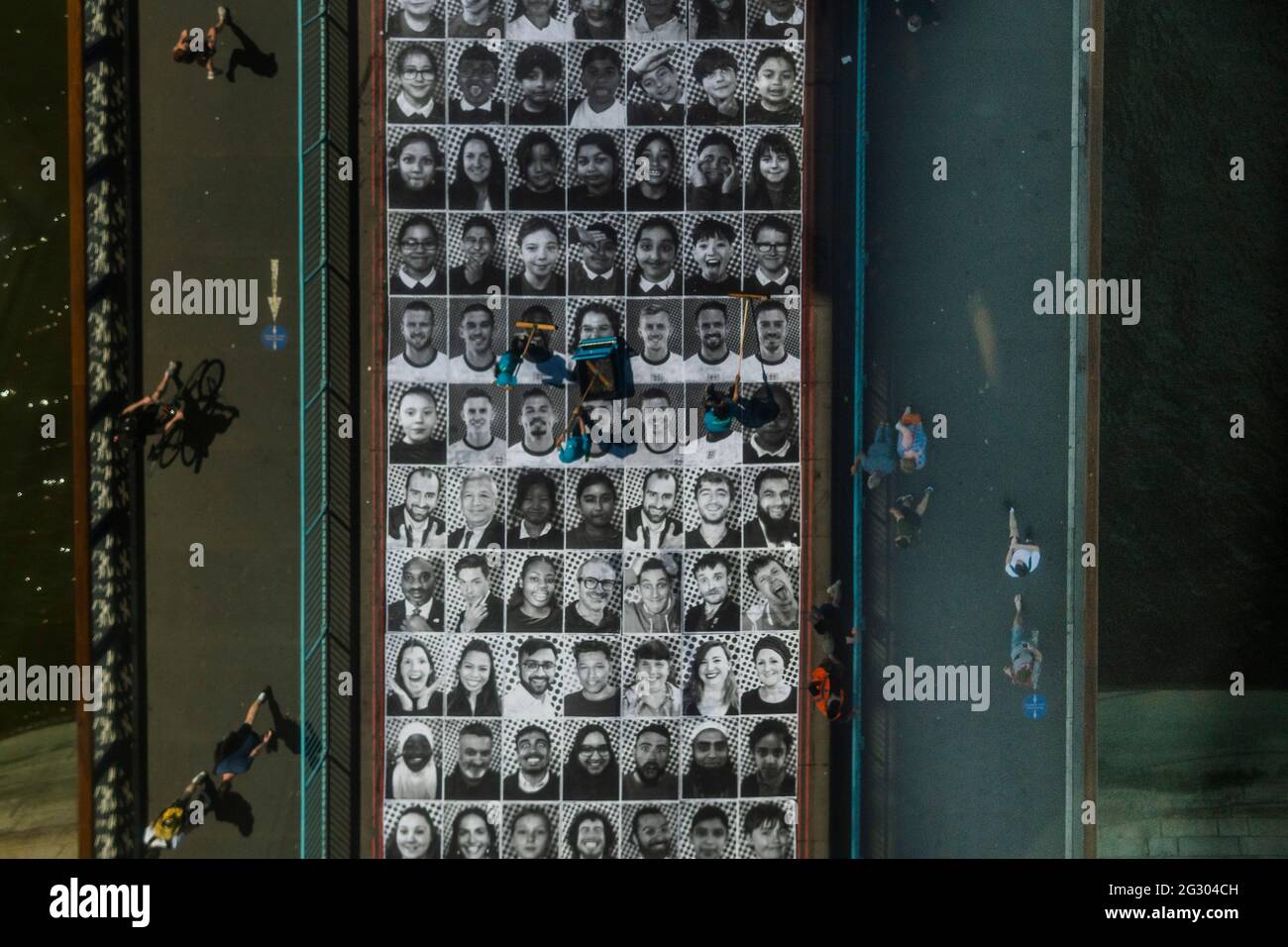 Londra, Regno Unito. 13 giugno 2021. Tifosi in Inghilterra Camicie da calcio - Tower Bridge è incollato con più di 3,000 fotografie in bianco e nero ritratto in celebrazione del Campionato di calcio UEFA EURO 2020. All'interno fuori è la celebrazione culturale della capitale del calcio e la sua capacità di riunire le persone. Credit: Guy Bell/Alamy Live News Foto Stock