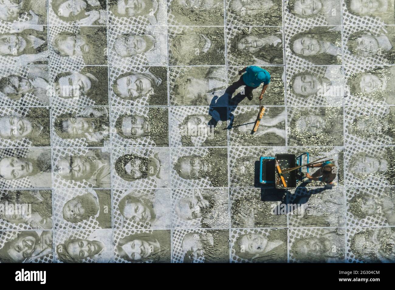 Londra, Regno Unito. 13 giugno 2021. Sadiq Khan visita il Tower Bridge mentre viene incollato con più di 3,000 fotografie di ritratti in bianco e nero in occasione dei Campionati di calcio UEFA EURO 2020. All'interno fuori è la celebrazione culturale della capitale del calcio e la sua capacità di riunire le persone. Credit: Guy Bell/Alamy Live News Foto Stock
