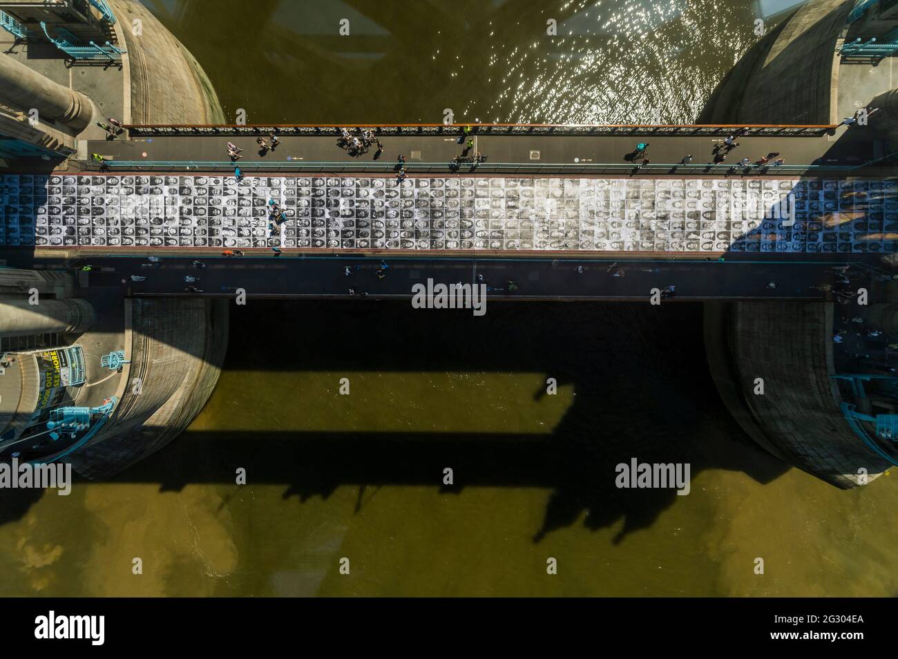 Londra, Regno Unito. 13 giugno 2021. Sadiq Khan visita il Tower Bridge mentre viene incollato con più di 3,000 fotografie di ritratti in bianco e nero in occasione dei Campionati di calcio UEFA EURO 2020. All'interno fuori è la celebrazione culturale della capitale del calcio e la sua capacità di riunire le persone. Credit: Guy Bell/Alamy Live News Foto Stock