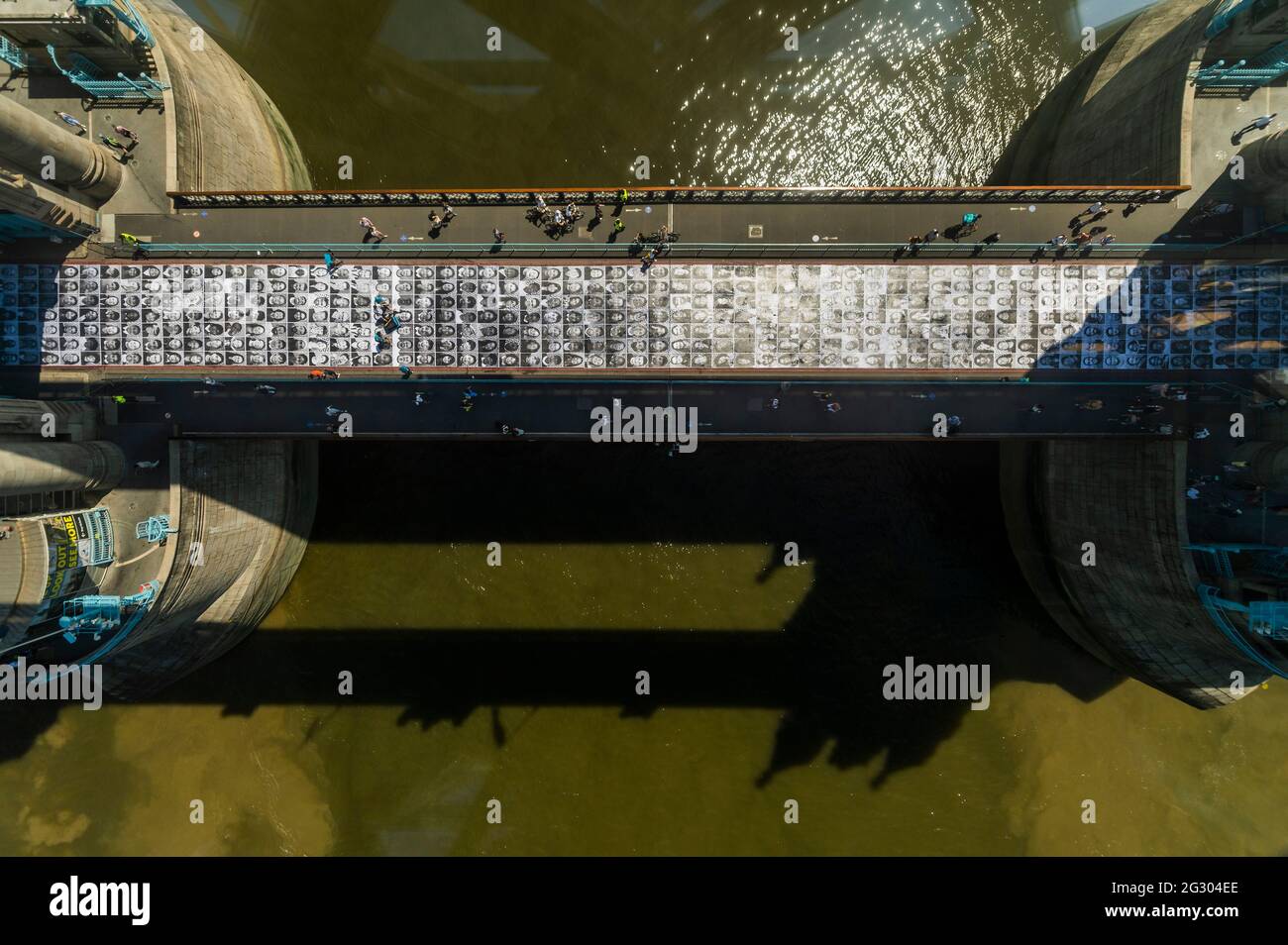 Londra, Regno Unito. 13 giugno 2021. Sadiq Khan visita il Tower Bridge mentre viene incollato con più di 3,000 fotografie di ritratti in bianco e nero in occasione dei Campionati di calcio UEFA EURO 2020. All'interno fuori è la celebrazione culturale della capitale del calcio e la sua capacità di riunire le persone. Credit: Guy Bell/Alamy Live News Foto Stock