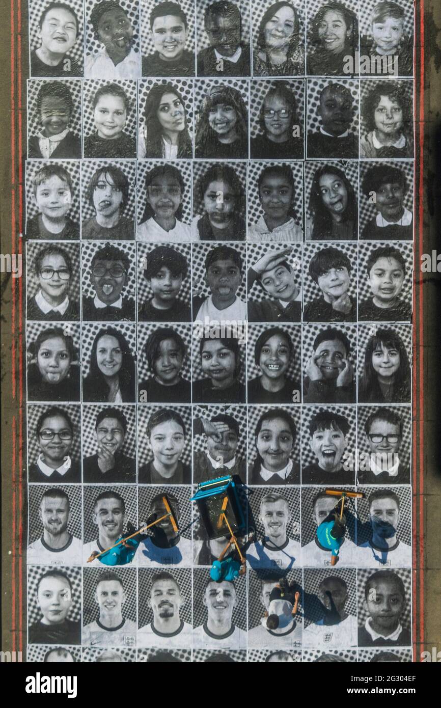 Londra, Regno Unito. 13 giugno 2021. Tifosi in Inghilterra Camicie da calcio - Tower Bridge è incollato con più di 3,000 fotografie in bianco e nero ritratto in celebrazione del Campionato di calcio UEFA EURO 2020. All'interno fuori è la celebrazione culturale della capitale del calcio e la sua capacità di riunire le persone. Credit: Guy Bell/Alamy Live News Foto Stock