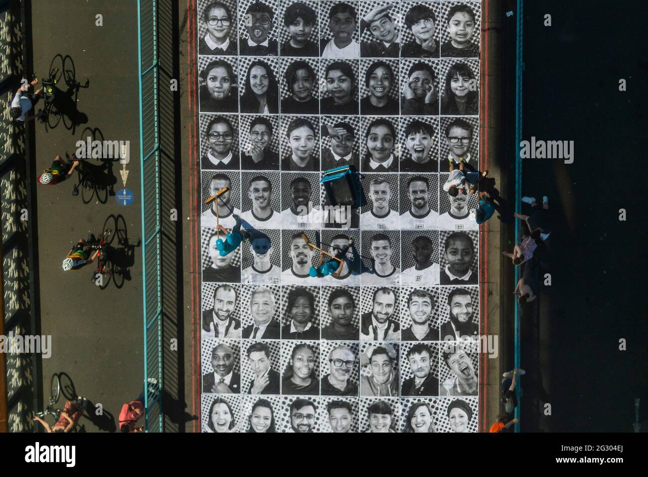 Londra, Regno Unito. 13 giugno 2021. Tifosi in Inghilterra Camicie da calcio - Tower Bridge è incollato con più di 3,000 fotografie in bianco e nero ritratto in celebrazione del Campionato di calcio UEFA EURO 2020. All'interno fuori è la celebrazione culturale della capitale del calcio e la sua capacità di riunire le persone. Credit: Guy Bell/Alamy Live News Foto Stock