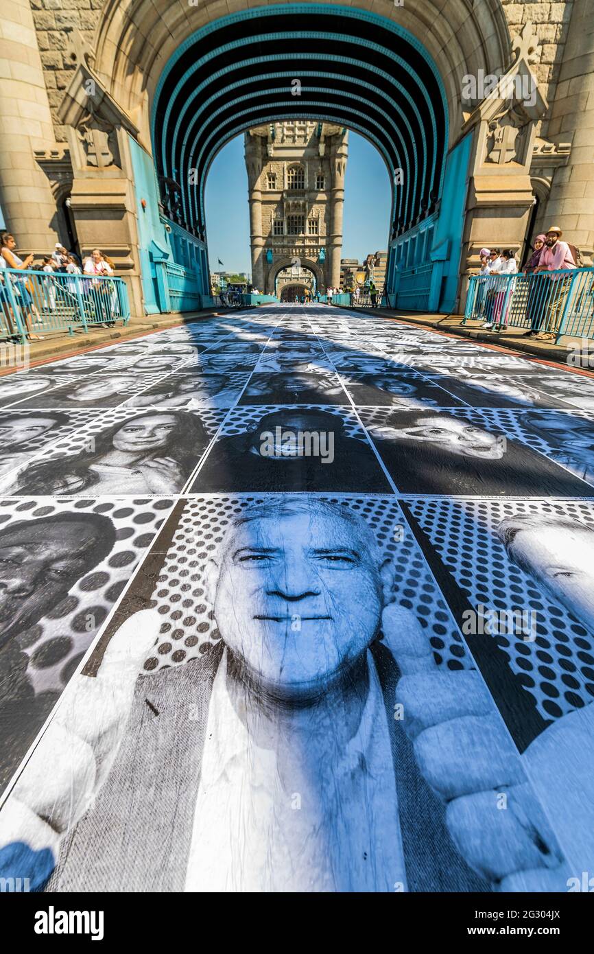 Londra, Regno Unito. 13 giugno 2021. Sadiq Khan (nella foto) visita il ponte della Torre, in quanto è incollato con più di 3,000 fotografie di ritratti in bianco e nero in occasione dei Campionati di calcio UEFA EURO 2020. All'interno fuori è la celebrazione culturale della capitale del calcio e la sua capacità di riunire le persone. Credit: Guy Bell/Alamy Live News Foto Stock