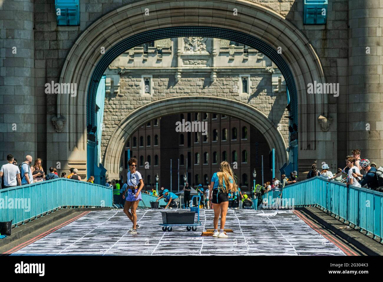 Londra, Regno Unito. 13 giugno 2021. Sadiq Khan visita il Tower Bridge mentre viene incollato con più di 3,000 fotografie di ritratti in bianco e nero in occasione dei Campionati di calcio UEFA EURO 2020. All'interno fuori è la celebrazione culturale della capitale del calcio e la sua capacità di riunire le persone. Credit: Guy Bell/Alamy Live News Foto Stock