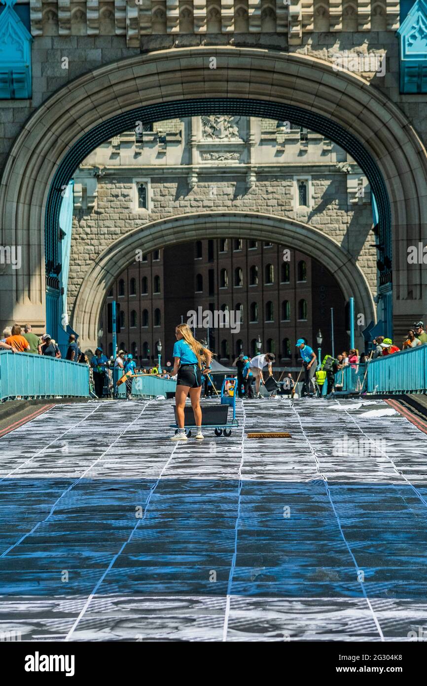 Londra, Regno Unito. 13 giugno 2021. Tower Bridge AS è incollato con più di 3,000 fotografie di ritratti in bianco e nero in occasione dei Campionati di calcio UEFA EURO 2020. All'interno fuori è la celebrazione culturale della capitale del calcio e la sua capacità di riunire le persone. Credit: Guy Bell/Alamy Live News Foto Stock