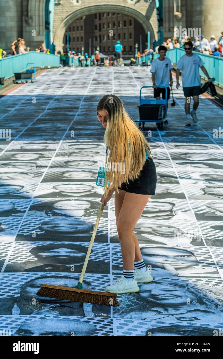 Londra, Regno Unito. 13 giugno 2021. Sadiq Khan visita il Tower Bridge mentre viene incollato con più di 3,000 fotografie di ritratti in bianco e nero in occasione dei Campionati di calcio UEFA EURO 2020. All'interno fuori è la celebrazione culturale della capitale del calcio e la sua capacità di riunire le persone. Credit: Guy Bell/Alamy Live News Foto Stock