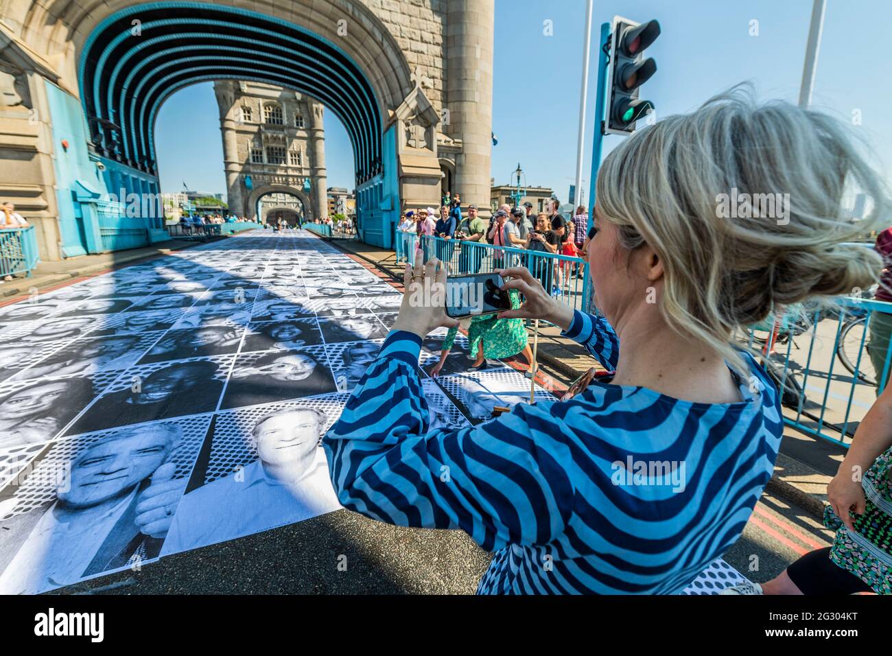 Londra, Regno Unito. 13 giu 2021. Justine Simons, OBE, Dep Mayor for Culture, visita il Tower Bridge mentre è incollato con più di 3,000 fotografie di ritratto in bianco e nero in occasione dei Campionati di calcio UEFA EURO 2020. All'interno fuori è la celebrazione culturale della capitale del calcio e la sua capacità di riunire le persone. Credit: Guy Bell/Alamy Live News Foto Stock