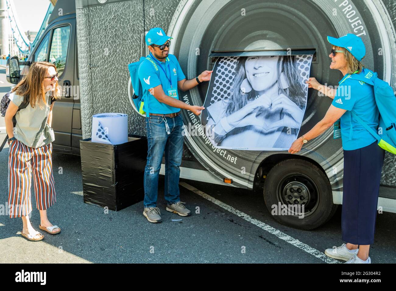Londra, Regno Unito. 13 giugno 2021. Sadiq Khan visita il Tower Bridge mentre viene incollato con più di 3,000 fotografie di ritratti in bianco e nero in occasione dei Campionati di calcio UEFA EURO 2020. All'interno fuori è la celebrazione culturale della capitale del calcio e la sua capacità di riunire le persone. Credit: Guy Bell/Alamy Live News Foto Stock