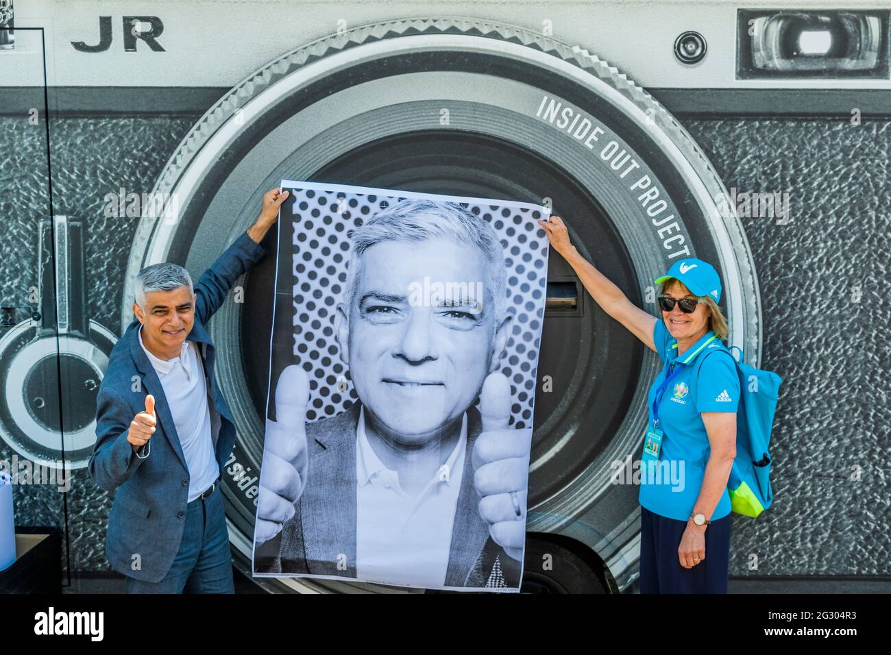 Londra, Regno Unito. 13 giu 2021. Sadiq Khan (nella foto con la sua foto stampata) visita il Tower Bridge mentre viene incollato con più di 3,000 fotografie di ritratti in bianco e nero in occasione dei Campionati di calcio UEFA EURO 2020. All'interno fuori è la celebrazione culturale della capitale del calcio e la sua capacità di riunire le persone. Credit: Guy Bell/Alamy Live News Foto Stock