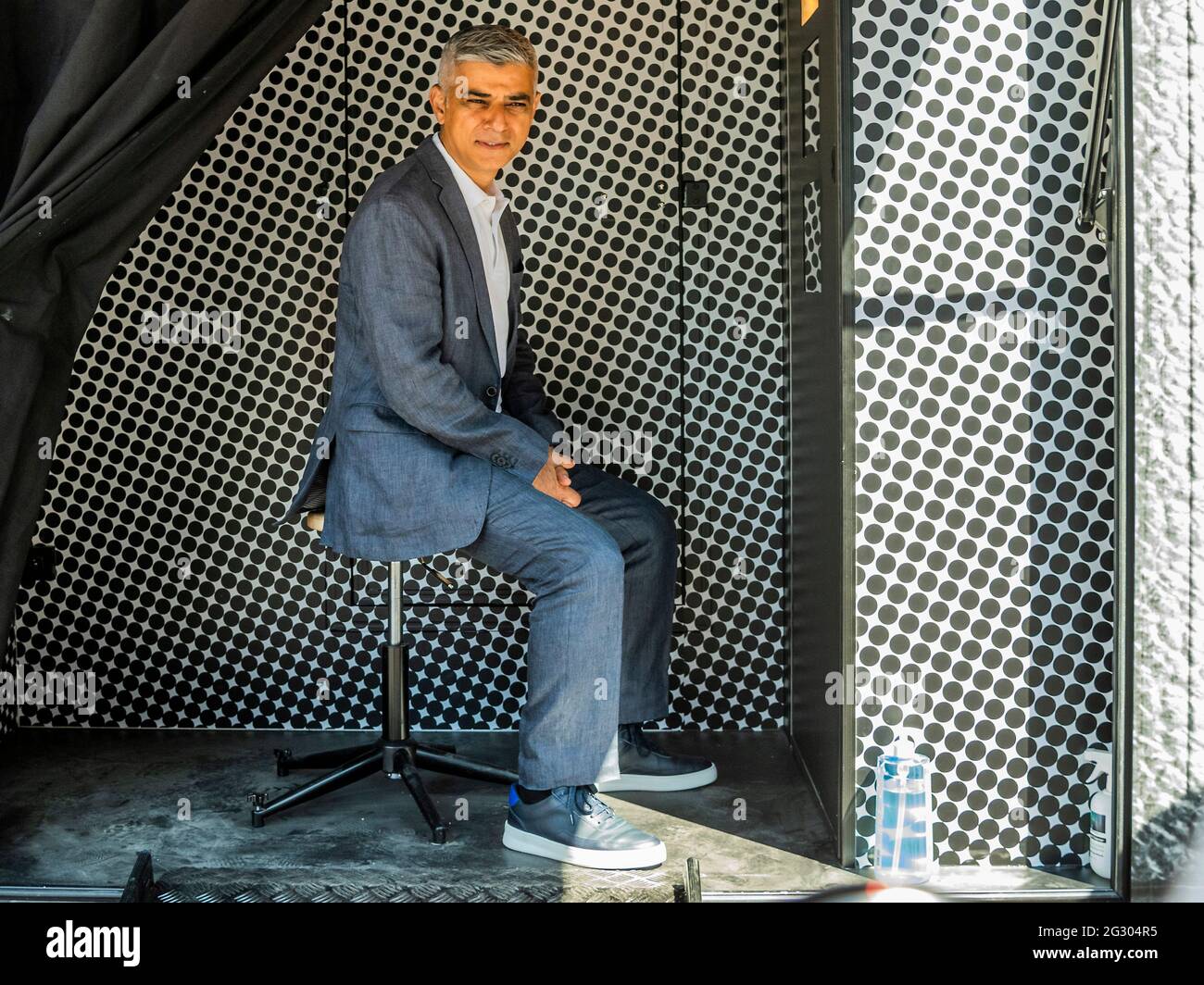 Londra, Regno Unito. 13 giu 2021. Sadiq Khan (nella foto che ha fatto la sua foto) visita il Tower Bridge mentre viene incollato con più di 3,000 fotografie di ritratto in bianco e nero in occasione dei Campionati di calcio UEFA EURO 2020. All'interno fuori è la celebrazione culturale della capitale del calcio e la sua capacità di riunire le persone. Credit: Guy Bell/Alamy Live News Foto Stock
