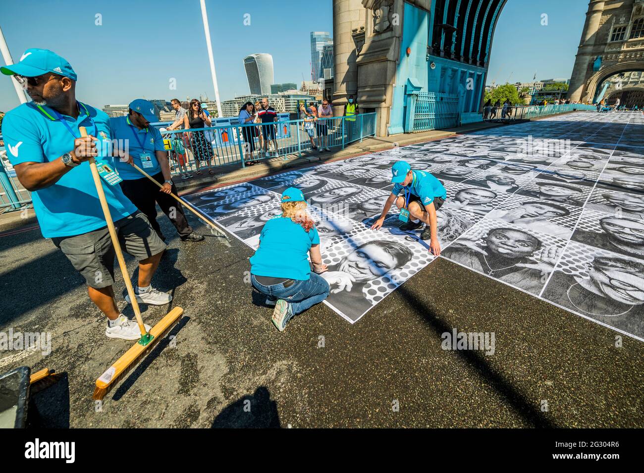 Londra, Regno Unito. 13 giugno 2021. Sadiq Khan visita il Tower Bridge mentre viene incollato con più di 3,000 fotografie di ritratti in bianco e nero in occasione dei Campionati di calcio UEFA EURO 2020. All'interno fuori è la celebrazione culturale della capitale del calcio e la sua capacità di riunire le persone. Credit: Guy Bell/Alamy Live News Foto Stock