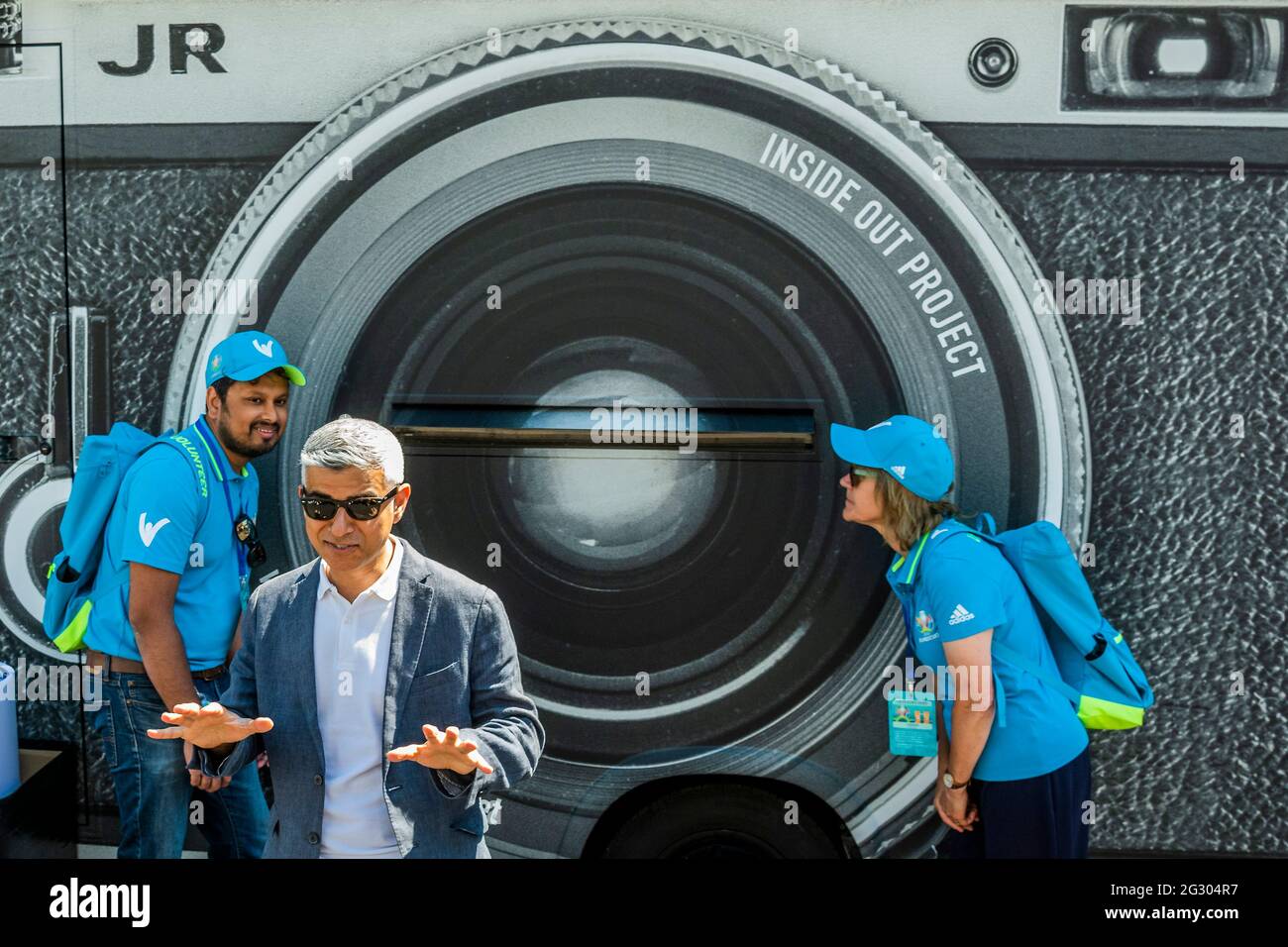 Londra, Regno Unito. 13 giugno 2021. Sadiq Khan (nella foto) visita il ponte della Torre, in quanto è incollato con più di 3,000 fotografie di ritratti in bianco e nero in occasione dei Campionati di calcio UEFA EURO 2020. All'interno fuori è la celebrazione culturale della capitale del calcio e la sua capacità di riunire le persone. Credit: Guy Bell/Alamy Live News Foto Stock