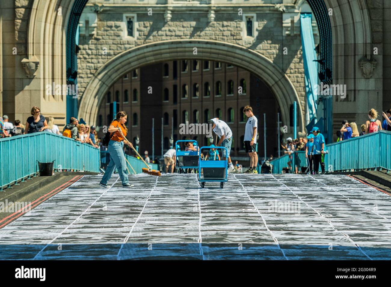 Londra, Regno Unito. 13 giugno 2021. Sadiq Khan visita il Tower Bridge mentre viene incollato con più di 3,000 fotografie di ritratti in bianco e nero in occasione dei Campionati di calcio UEFA EURO 2020. All'interno fuori è la celebrazione culturale della capitale del calcio e la sua capacità di riunire le persone. Credit: Guy Bell/Alamy Live News Foto Stock