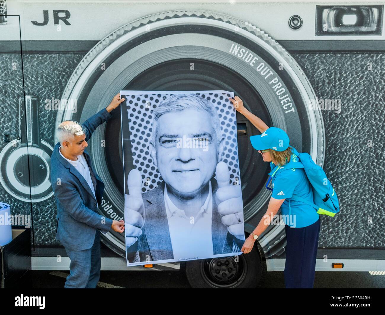 Londra, Regno Unito. 13 giu 2021. Sadiq Khan (nella foto con la sua foto stampata) visita il Tower Bridge mentre viene incollato con più di 3,000 fotografie di ritratti in bianco e nero in occasione dei Campionati di calcio UEFA EURO 2020. All'interno fuori è la celebrazione culturale della capitale del calcio e la sua capacità di riunire le persone. Credit: Guy Bell/Alamy Live News Foto Stock