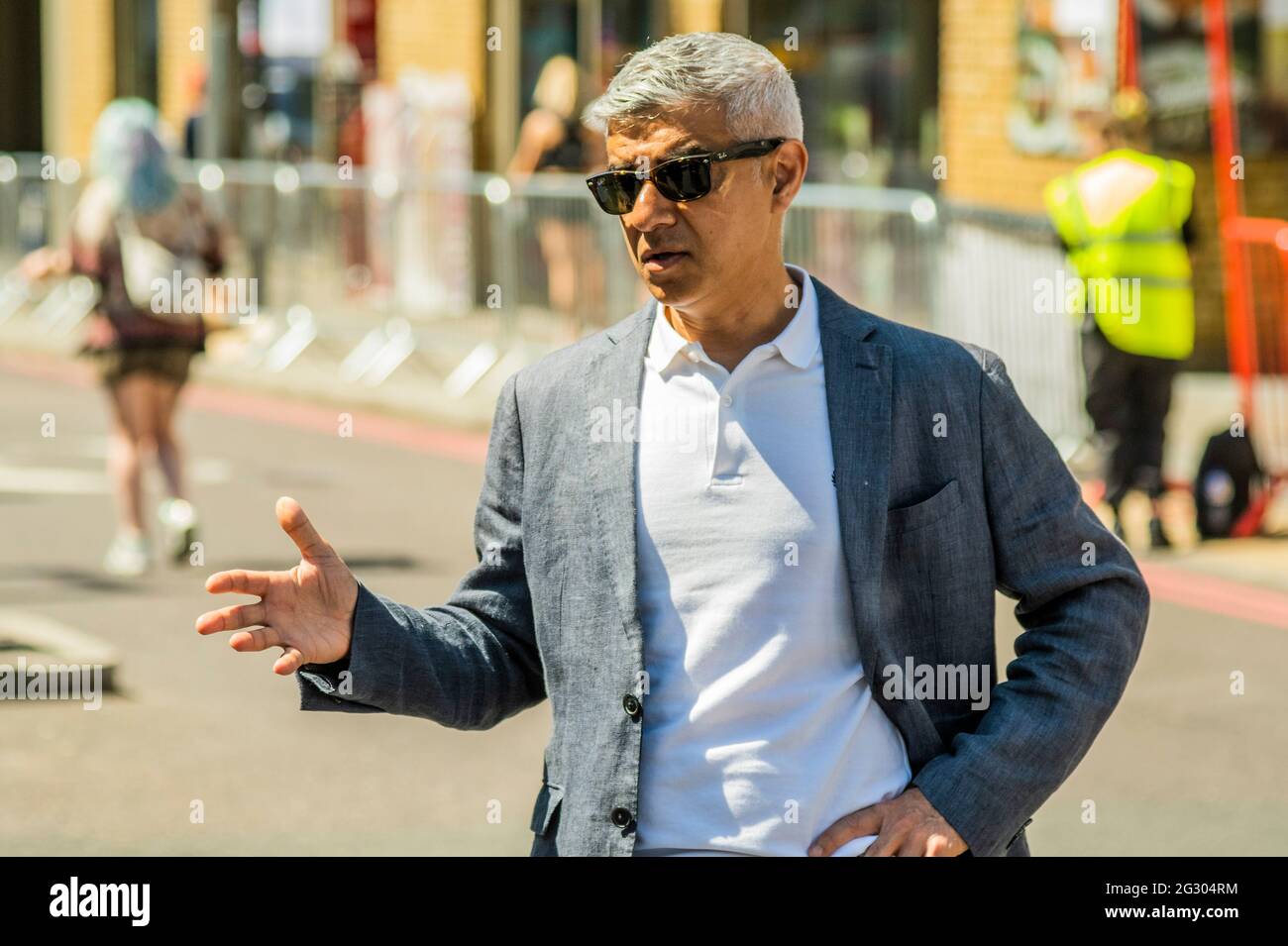 Londra, Regno Unito. 13 giugno 2021. Sadiq Khan (nella foto) visita il ponte della Torre, in quanto è incollato con più di 3,000 fotografie di ritratti in bianco e nero in occasione dei Campionati di calcio UEFA EURO 2020. All'interno fuori è la celebrazione culturale della capitale del calcio e la sua capacità di riunire le persone. Credit: Guy Bell/Alamy Live News Foto Stock