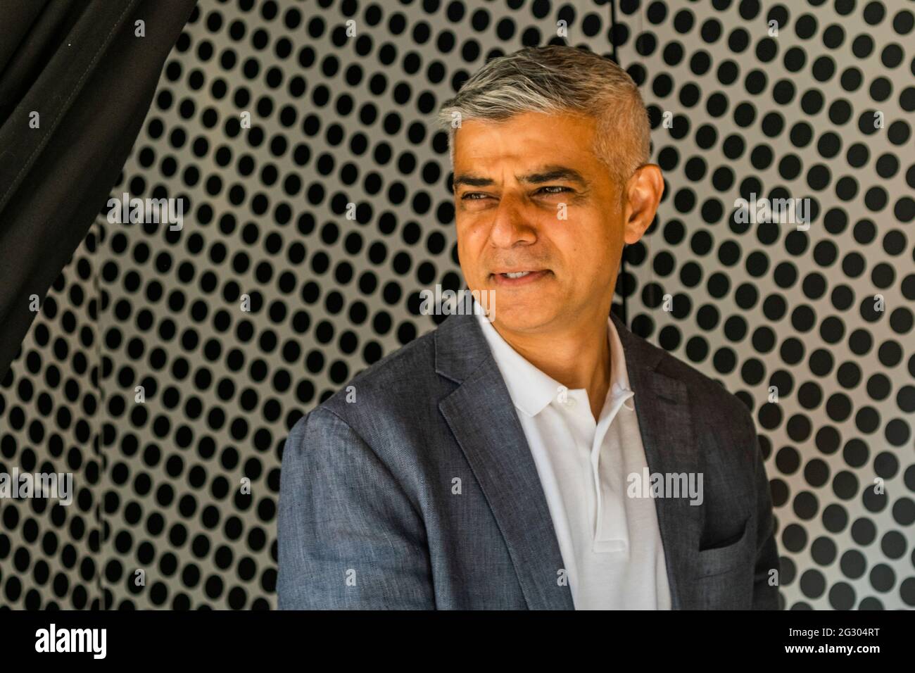 Londra, Regno Unito. 13 giu 2021. Sadiq Khan (nella foto che ha fatto la sua foto) visita il Tower Bridge mentre viene incollato con più di 3,000 fotografie di ritratto in bianco e nero in occasione dei Campionati di calcio UEFA EURO 2020. All'interno fuori è la celebrazione culturale della capitale del calcio e la sua capacità di riunire le persone. Credit: Guy Bell/Alamy Live News Foto Stock