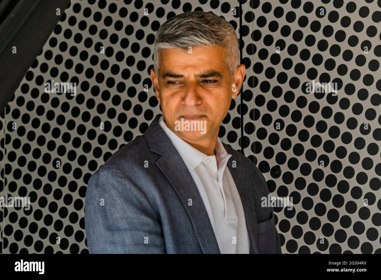 Londra, Regno Unito. 13 giugno 2021. Sadiq Khan (nella foto) visita il ponte della Torre, in quanto è incollato con più di 3,000 fotografie di ritratti in bianco e nero in occasione dei Campionati di calcio UEFA EURO 2020. All'interno fuori è la celebrazione culturale della capitale del calcio e la sua capacità di riunire le persone. Credit: Guy Bell/Alamy Live News Foto Stock