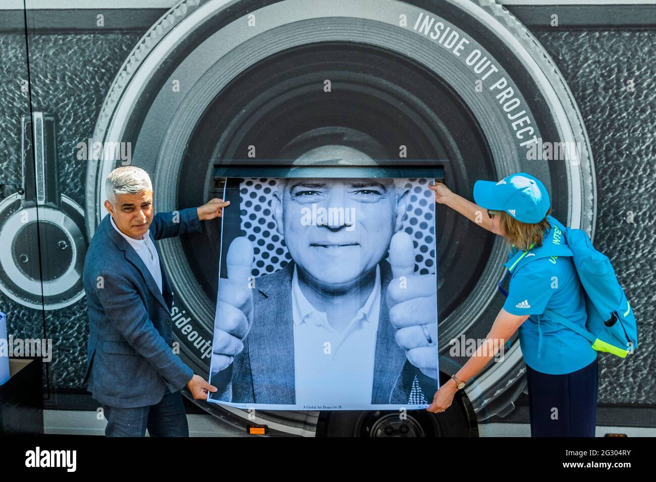 Londra, Regno Unito. 13 giu 2021. Sadiq Khan (nella foto con la sua foto stampata) visita il Tower Bridge mentre viene incollato con più di 3,000 fotografie di ritratti in bianco e nero in occasione dei Campionati di calcio UEFA EURO 2020. All'interno fuori è la celebrazione culturale della capitale del calcio e la sua capacità di riunire le persone. Credit: Guy Bell/Alamy Live News Foto Stock