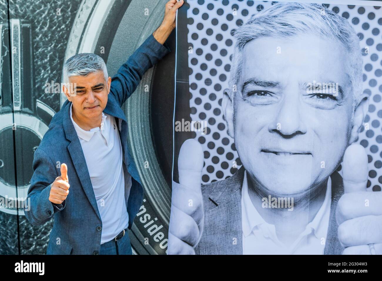 Londra, Regno Unito. 13 giu 2021. Sadiq Khan (nella foto con la sua foto stampata) visita il Tower Bridge mentre viene incollato con più di 3,000 fotografie di ritratti in bianco e nero in occasione dei Campionati di calcio UEFA EURO 2020. All'interno fuori è la celebrazione culturale della capitale del calcio e la sua capacità di riunire le persone. Credit: Guy Bell/Alamy Live News Foto Stock