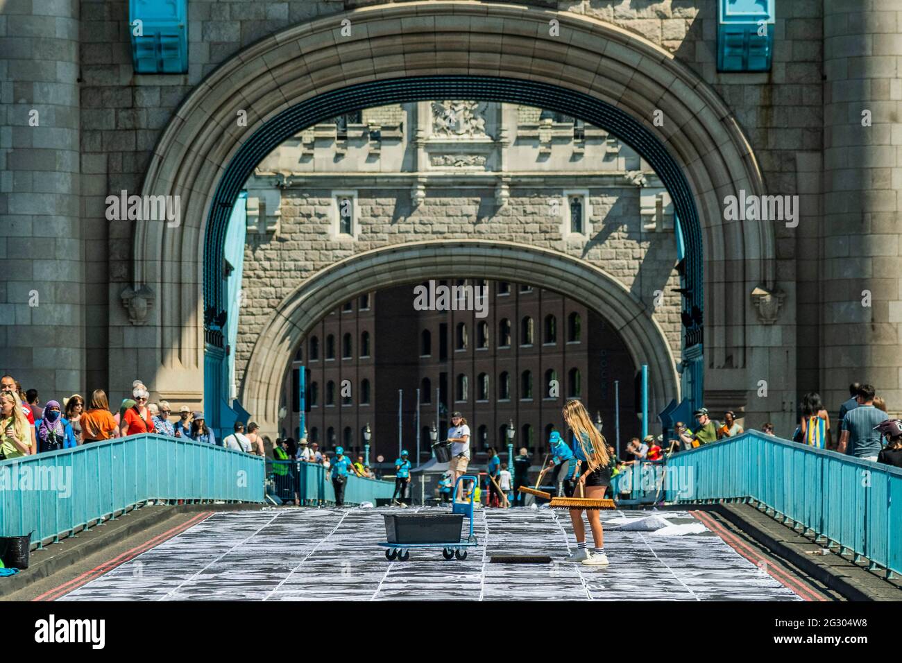 Londra, Regno Unito. 13 giugno 2021. Tower Bridge AS è incollato con più di 3,000 fotografie di ritratti in bianco e nero in occasione dei Campionati di calcio UEFA EURO 2020. All'interno fuori è la celebrazione culturale della capitale del calcio e la sua capacità di riunire le persone. Credit: Guy Bell/Alamy Live News Foto Stock