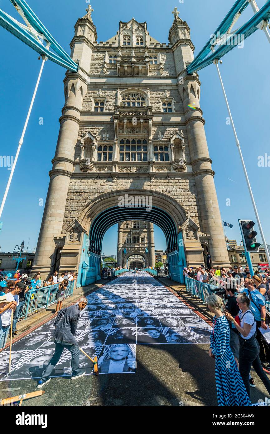 Londra, Regno Unito. 13 giu 2021. Sadiq Khan (nella foto che mette la sua foto sul ponte) visita il Tower Bridge mentre viene incollato con più di 3,000 fotografie di ritratto in bianco e nero in occasione dei Campionati di calcio UEFA EURO 2020. All'interno fuori è la celebrazione culturale della capitale del calcio e la sua capacità di riunire le persone. Credit: Guy Bell/Alamy Live News Foto Stock