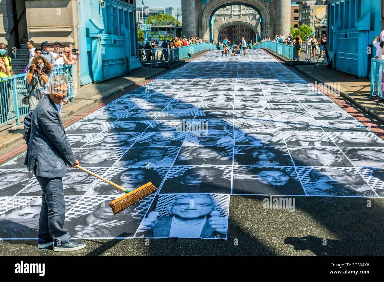 Londra, Regno Unito. 13 giu 2021. Sadiq Khan (nella foto che mette la sua foto sul ponte) visita il Tower Bridge mentre viene incollato con più di 3,000 fotografie di ritratto in bianco e nero in occasione dei Campionati di calcio UEFA EURO 2020. All'interno fuori è la celebrazione culturale della capitale del calcio e la sua capacità di riunire le persone. Credit: Guy Bell/Alamy Live News Foto Stock