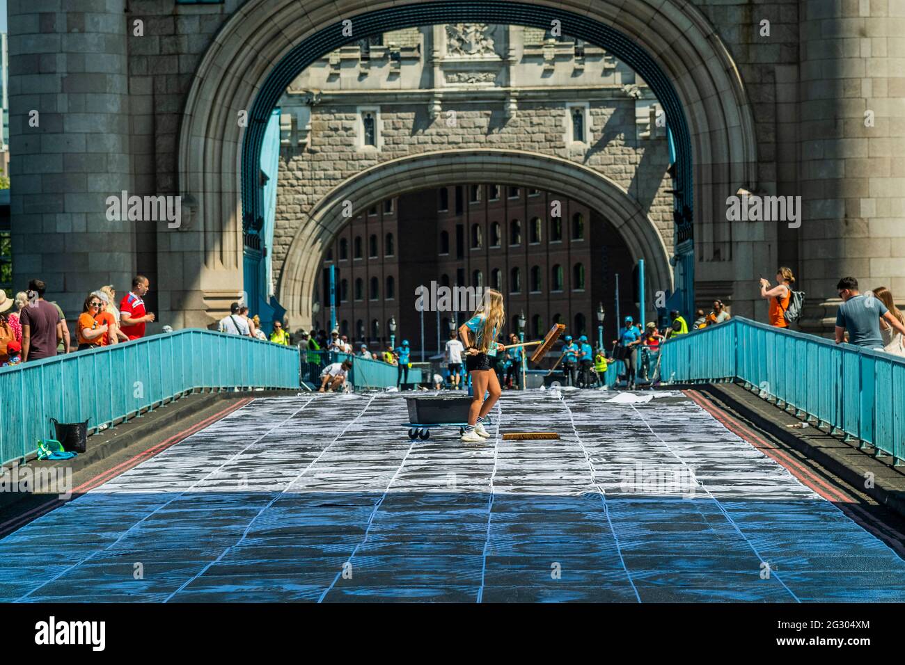 Londra, Regno Unito. 13 giugno 2021. Tower Bridge AS è incollato con più di 3,000 fotografie di ritratti in bianco e nero in occasione dei Campionati di calcio UEFA EURO 2020. All'interno fuori è la celebrazione culturale della capitale del calcio e la sua capacità di riunire le persone. Credit: Guy Bell/Alamy Live News Foto Stock