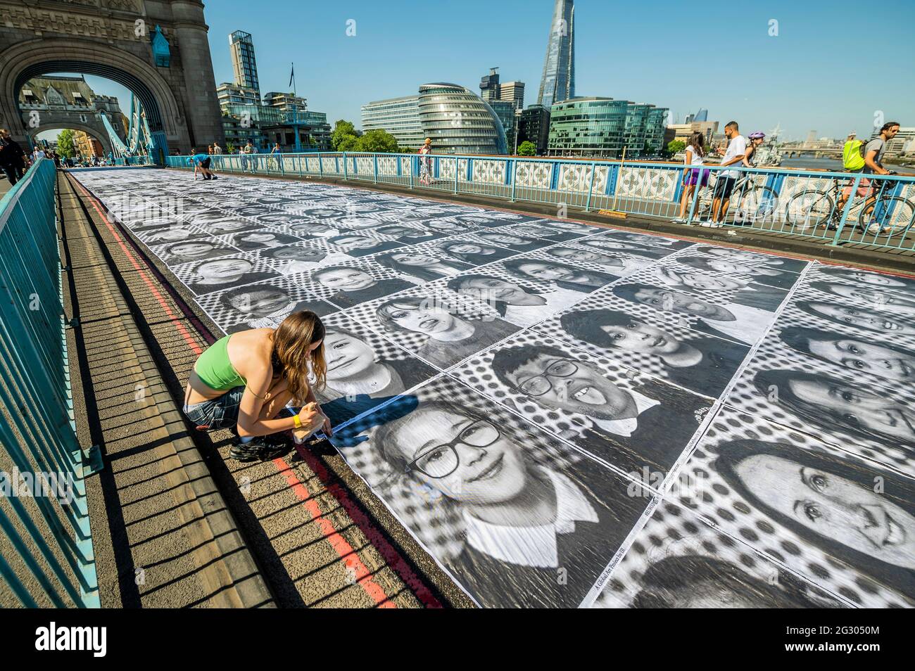 Londra, Regno Unito. 13 giugno 2021. Sadiq Khan visita il Tower Bridge mentre viene incollato con più di 3,000 fotografie di ritratti in bianco e nero in occasione dei Campionati di calcio UEFA EURO 2020. All'interno fuori è la celebrazione culturale della capitale del calcio e la sua capacità di riunire le persone. Credit: Guy Bell/Alamy Live News Foto Stock