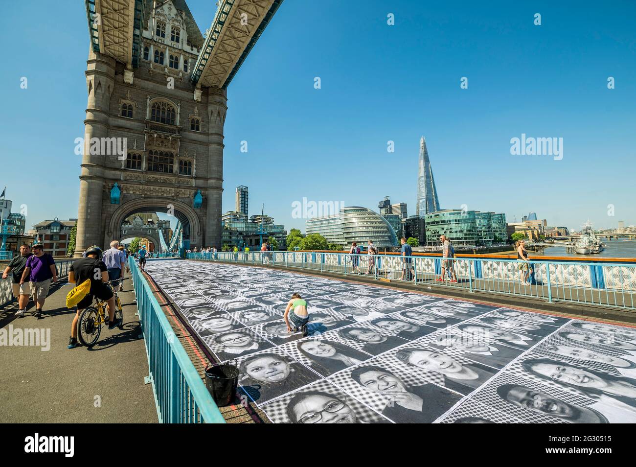 Londra, Regno Unito. 13 giugno 2021. Sadiq Khan visita il Tower Bridge mentre viene incollato con più di 3,000 fotografie di ritratti in bianco e nero in occasione dei Campionati di calcio UEFA EURO 2020. All'interno fuori è la celebrazione culturale della capitale del calcio e la sua capacità di riunire le persone. Credit: Guy Bell/Alamy Live News Foto Stock