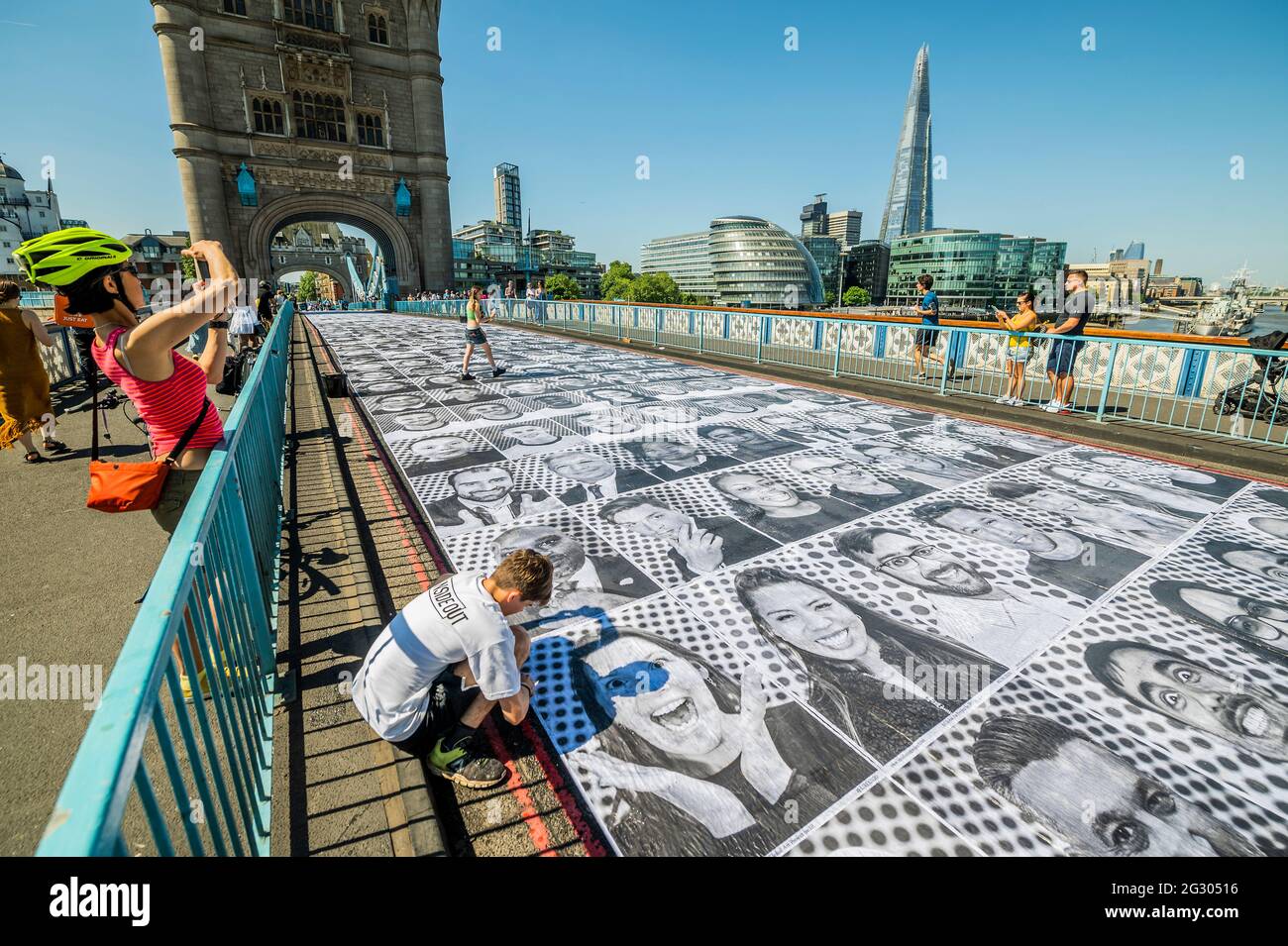 Londra, Regno Unito. 13 giugno 2021. Sadiq Khan visita il Tower Bridge mentre viene incollato con più di 3,000 fotografie di ritratti in bianco e nero in occasione dei Campionati di calcio UEFA EURO 2020. All'interno fuori è la celebrazione culturale della capitale del calcio e la sua capacità di riunire le persone. Credit: Guy Bell/Alamy Live News Foto Stock