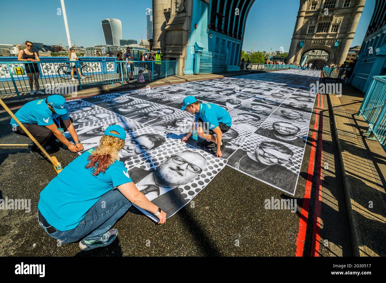 Londra, Regno Unito. 13 giugno 2021. Sadiq Khan visita il Tower Bridge mentre viene incollato con più di 3,000 fotografie di ritratti in bianco e nero in occasione dei Campionati di calcio UEFA EURO 2020. All'interno fuori è la celebrazione culturale della capitale del calcio e la sua capacità di riunire le persone. Credit: Guy Bell/Alamy Live News Foto Stock