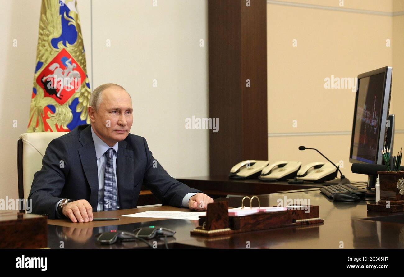 Il presidente russo Vladimir Putin partecipa all'incontro virtuale con i rappresentanti delle organizzazioni sociali della residenza di stato Novo-Ogaryovo, 8 giugno 2021, fuori Mosca, Russia. Foto Stock