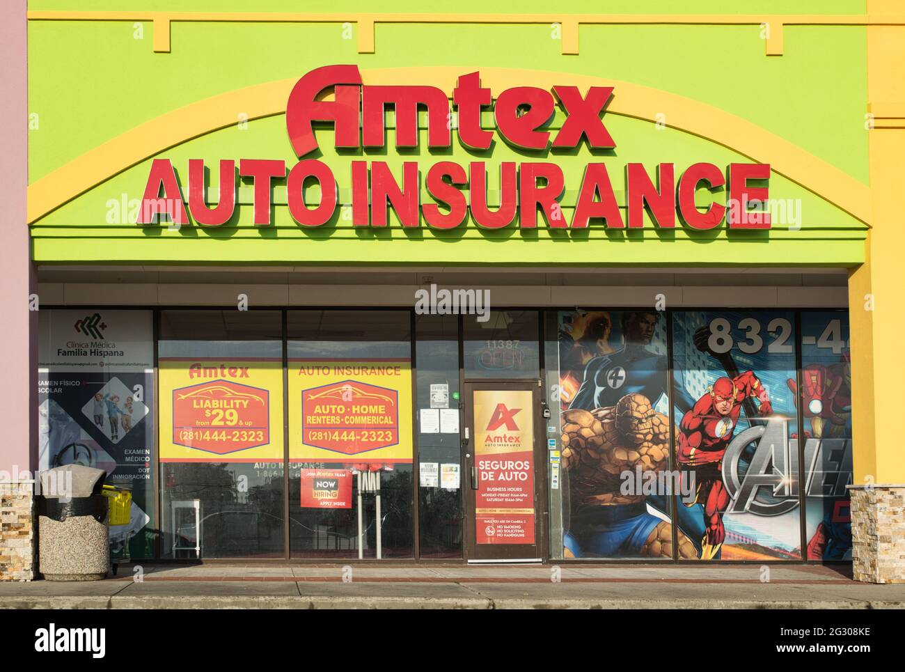 Houston, Texas USA 06-03-2021: Amtex Auto Insurance edificio esterno in un Houston, TX strip Mall con pubblicità sulle finestre. Foto Stock