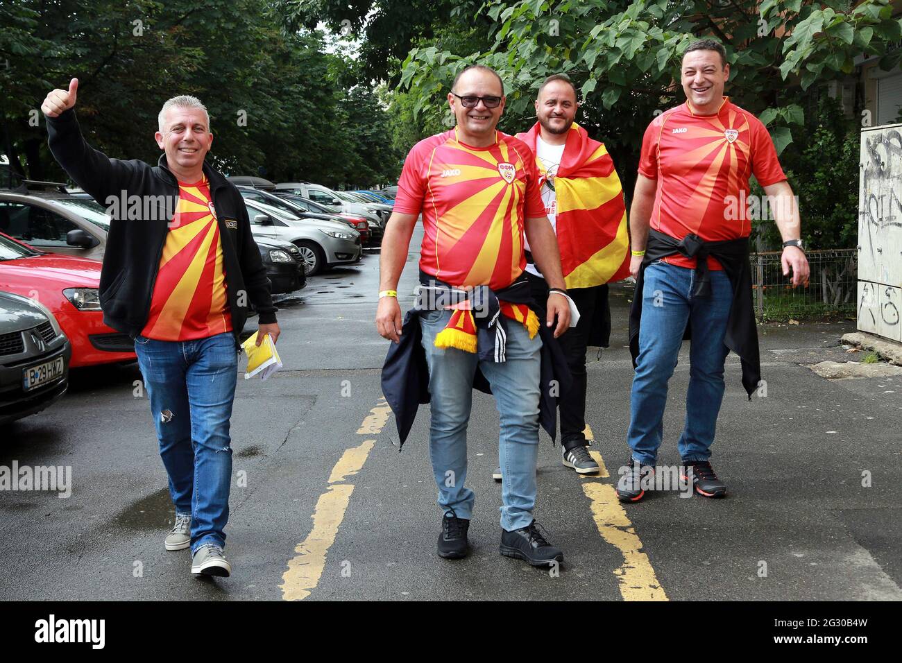 Bucarest, Romania. 13 giugno 2021. I sostenitori della squadra del Nord Macedonia si presentano in via prima della partita del Gruppo C tra Austria e Nord Macedonia a Bucarest, Romania, 13 giugno 2021. Credit: Gabriel Petrescu/Xinhua/Alamy Live News Foto Stock