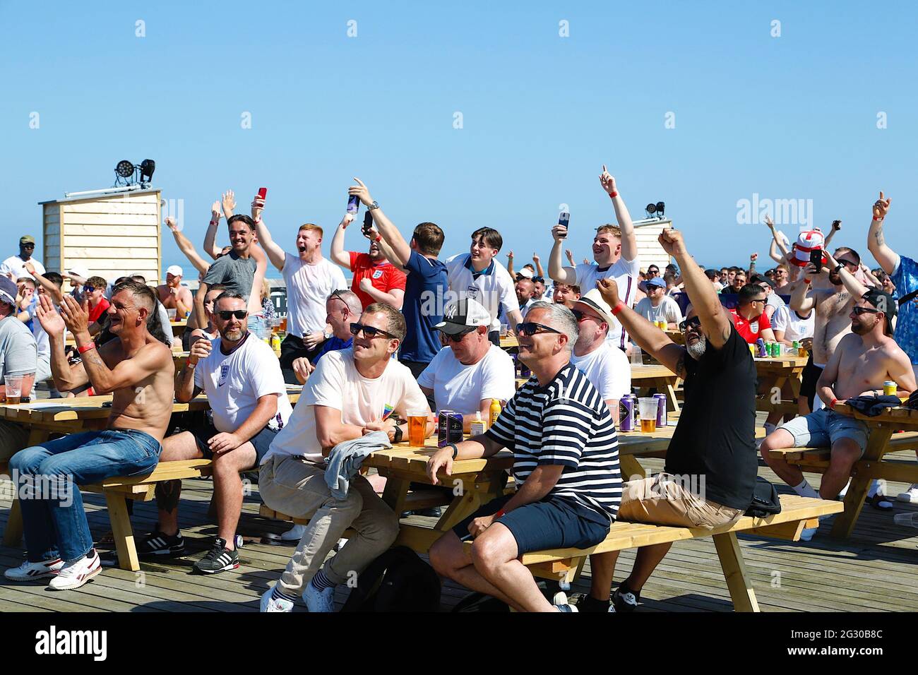 Hastings, East Sussex, Regno Unito. 13 giugno 2021. Gli amanti dell'Inghilterra bevono all'aperto nelle giornate di sole nella zona dei tifosi del molo di Hastings, che ha fornito un grande schermo e un bar con birra. Photo Credit: Paul Lawrenson /Alamy Live News Foto Stock