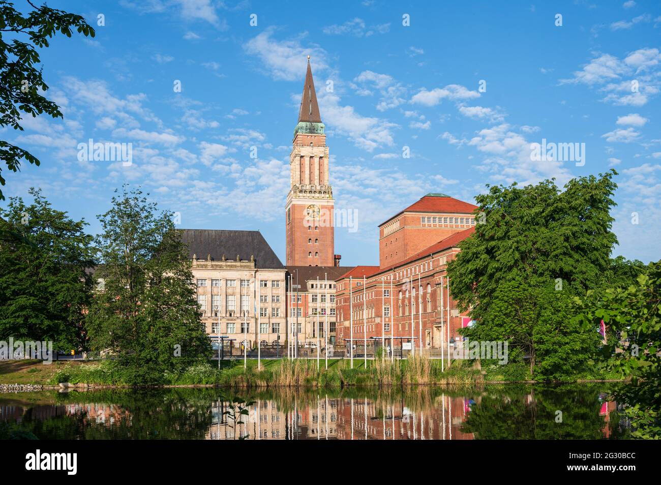 Kiel. Blick über den See Kleiner Kiel auf den Rathausplatz mit Altem Rathaus und Opernhaus im Morgenlicht Foto Stock