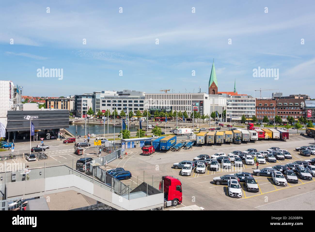 Der Schwedenkai am Kieler Hafen wird von den Schiffen der schwedischen Stena Line täglich von Göteborg kommend angelaufen, Menschen, LKW und Continer Foto Stock