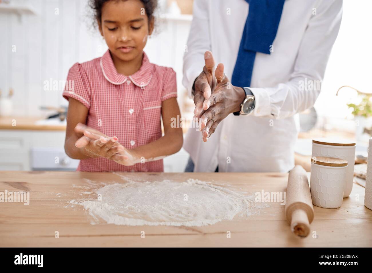 Padre e figlia che cucinano torte a colazione Foto Stock