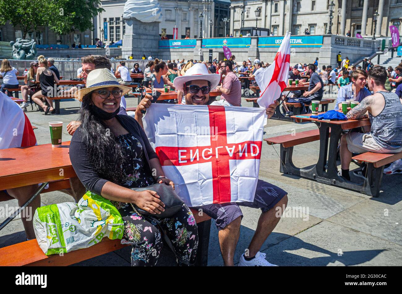 TRAFALGAR SQUARE LONDRA 13 GIUGNO 2021. Tifosi di calcio nella zona fan di Trafalgar Square mentre l'Inghilterra prende la Croazia a Wembley nella prima partita di Euro 2020. Il torneo UEFA euro 2020 si svolge in 11 città europee un anno dopo il rinvio a causa della pandemia del coronavirus ed è stato riprogrammato per il 11 giugno al 11 luglio 2021 . Credit amer Ghazzal/Alamy Live News Foto Stock