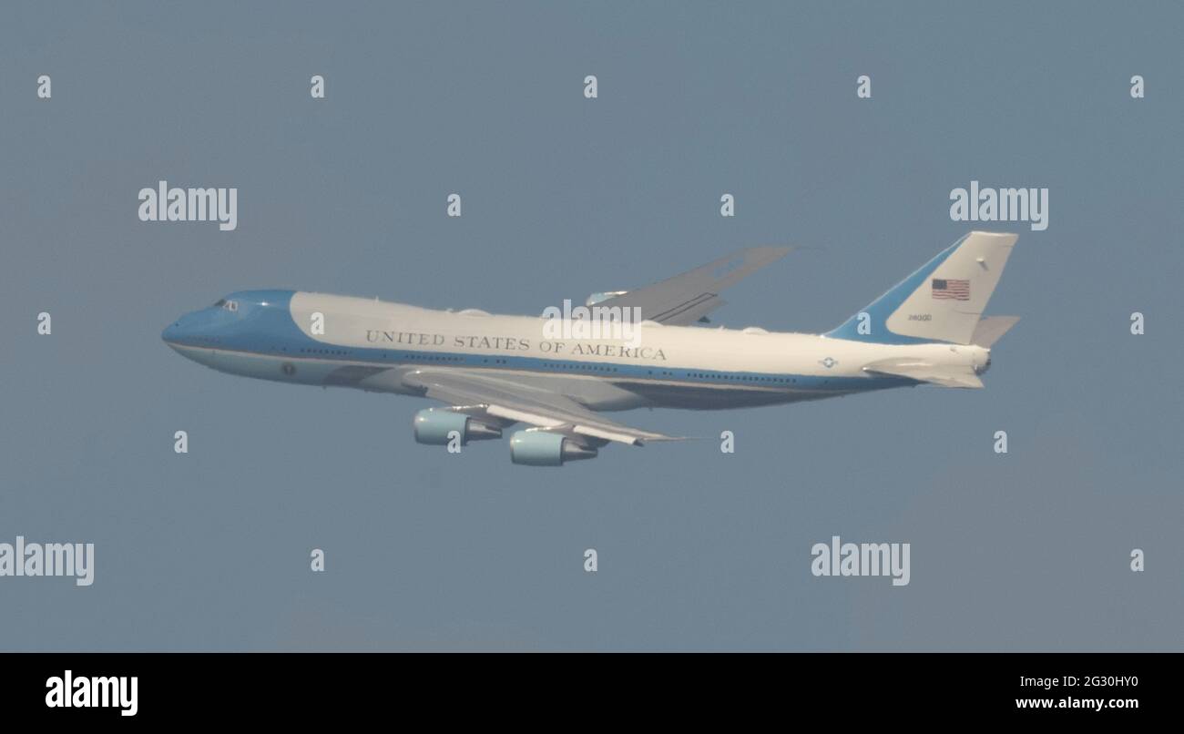 Wimbledon, Londra, Regno Unito. 13 giugno 2021. US Air Force One ha visto l'approccio finale a Londra Heathrow attraverso una foschia di calore, portando il presidente degli Stati Uniti Biden da Newquay Cornwall a Londra dove incontrerà HM la Regina al Castello di Windsor. Credit: Malcolm Park/Alamy Live News. Foto Stock