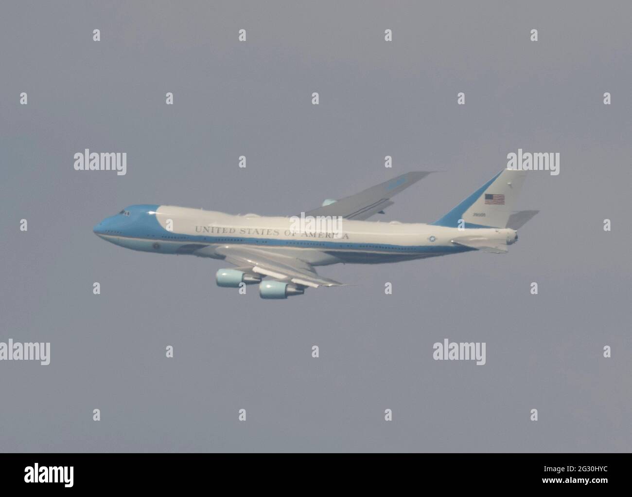 Wimbledon, Londra, Regno Unito. 13 giugno 2021. US Air Force One ha visto l'approccio finale a Londra Heathrow attraverso una foschia di calore, portando il presidente degli Stati Uniti Biden da Newquay Cornwall a Londra dove incontrerà HM la Regina al Castello di Windsor. Credit: Malcolm Park/Alamy Live News. Foto Stock