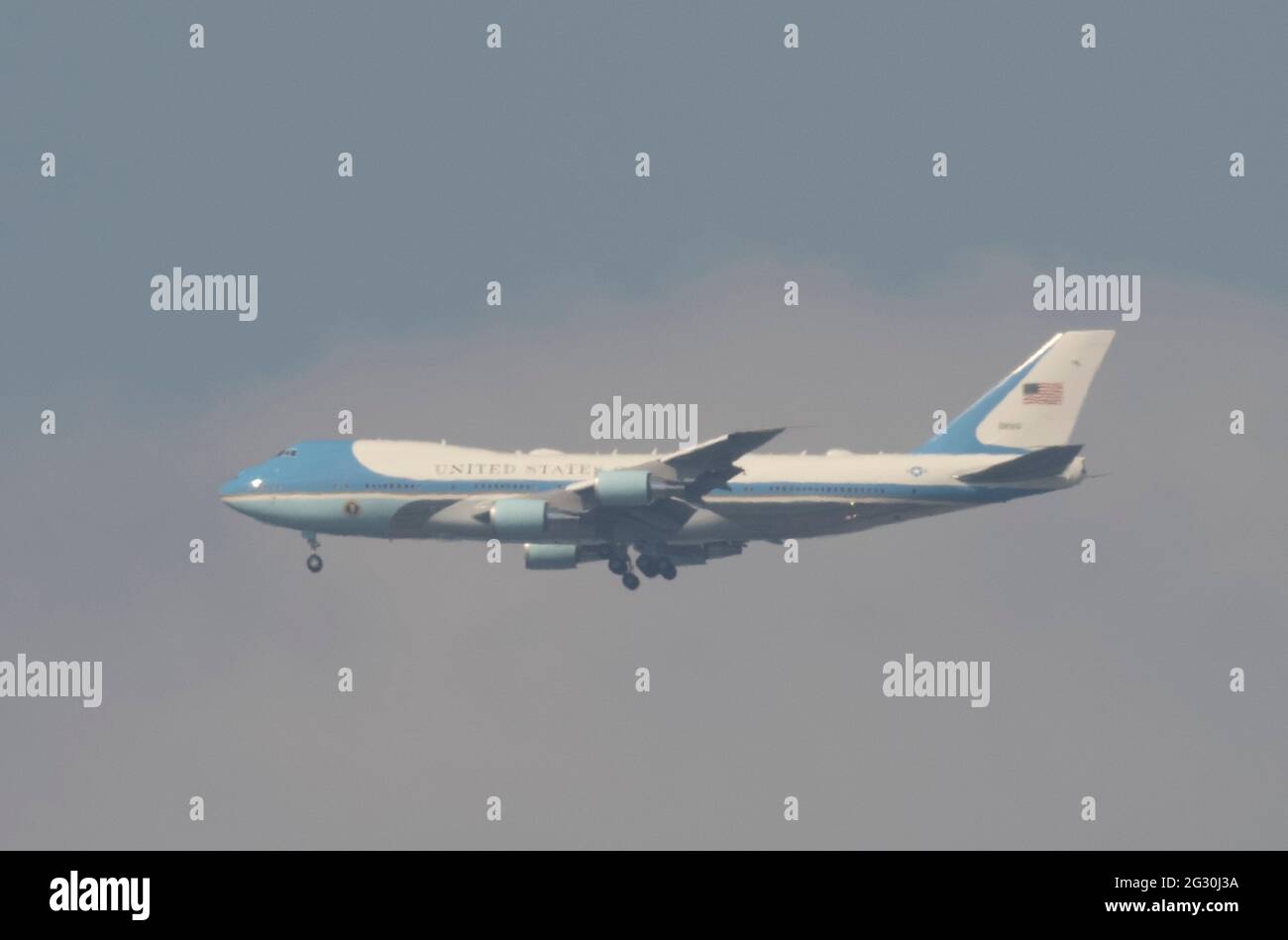 Wimbledon, Londra, Regno Unito. 13 giugno 2021. US Air Force One ha visto l'approccio finale a Londra Heathrow attraverso una foschia di calore, portando il presidente degli Stati Uniti Biden da Newquay Cornwall a Londra dove incontrerà HM la Regina al Castello di Windsor. Credit: Malcolm Park/Alamy Live News. Foto Stock