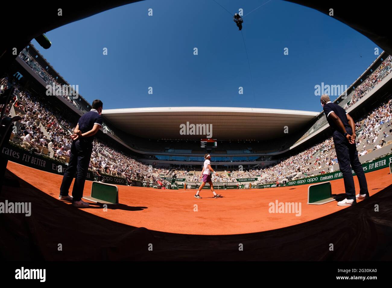 Parigi, Francia. 13 giugno 2021. Tennis: Grand Slam/ATP Tour - Francese Open, Singles, uomini, finale, Djokovic (Serbia) - Tsitsipas (Grecia). Gli spettatori siedono al sole sul Centre Court Philippe Chatrier. Credit: Frank Molter/dpa/Alamy Live News Foto Stock