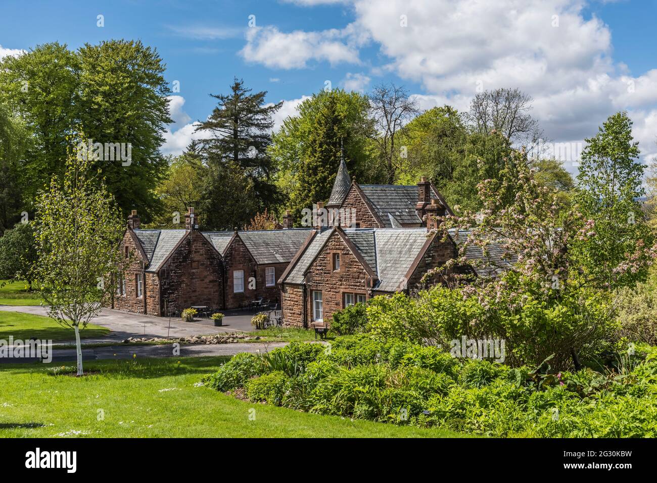 Si tratta di un vecchio edificio stabile nel colorato Threave Garden and Estate sulla penisola Dumfries e Galloway della Scozia sudoccidentale Foto Stock