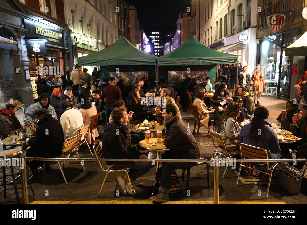 File foto datata 13/4/2021 dei commensali fuori Laxsa Soho su Old Compton Street, Londra. I capi dell'ospitalità hanno chiesto 'certezza' al governo e hanno detto che è urgente un ulteriore sostegno se sceglie di spingere indietro i piani per alleviare ulteriormente le restrizioni pandemiche il 21 giugno. Data di emissione: Domenica 13 giugno 2021. Foto Stock