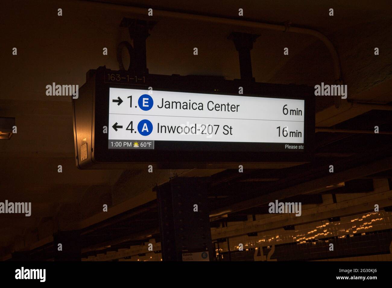 New York, NY, USA - 12 giugno 2021: Cartello elettronico della metropolitana di New York che indica i tempi di attesa del prossimo treno Foto Stock