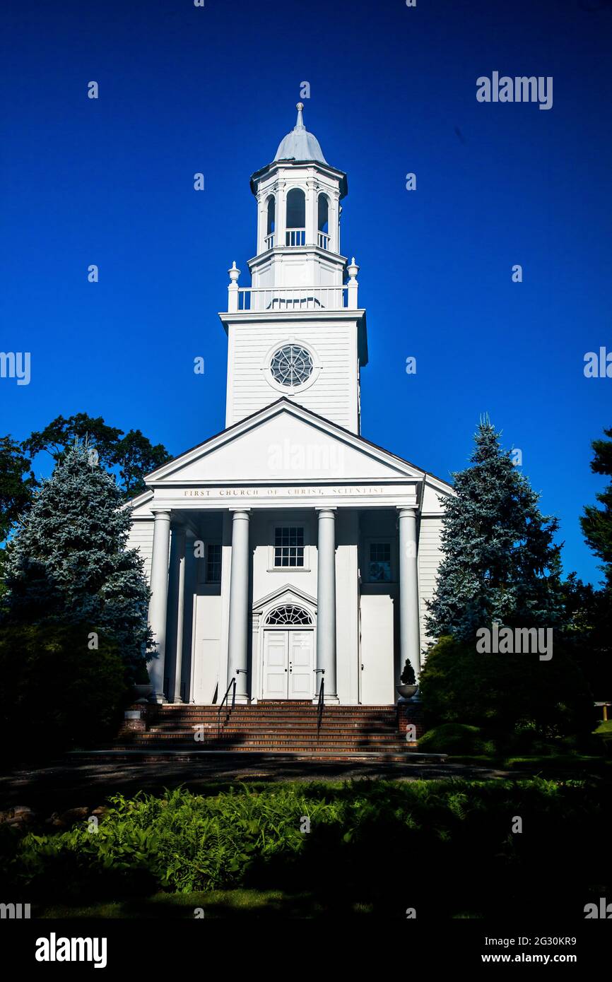 NEW CANAAN, CT, USA - 13 GIUGNO 2021: Prima Chiesa di Cristo, scienziato con il sole del mattino e il cielo blu vista da Park Street Foto Stock