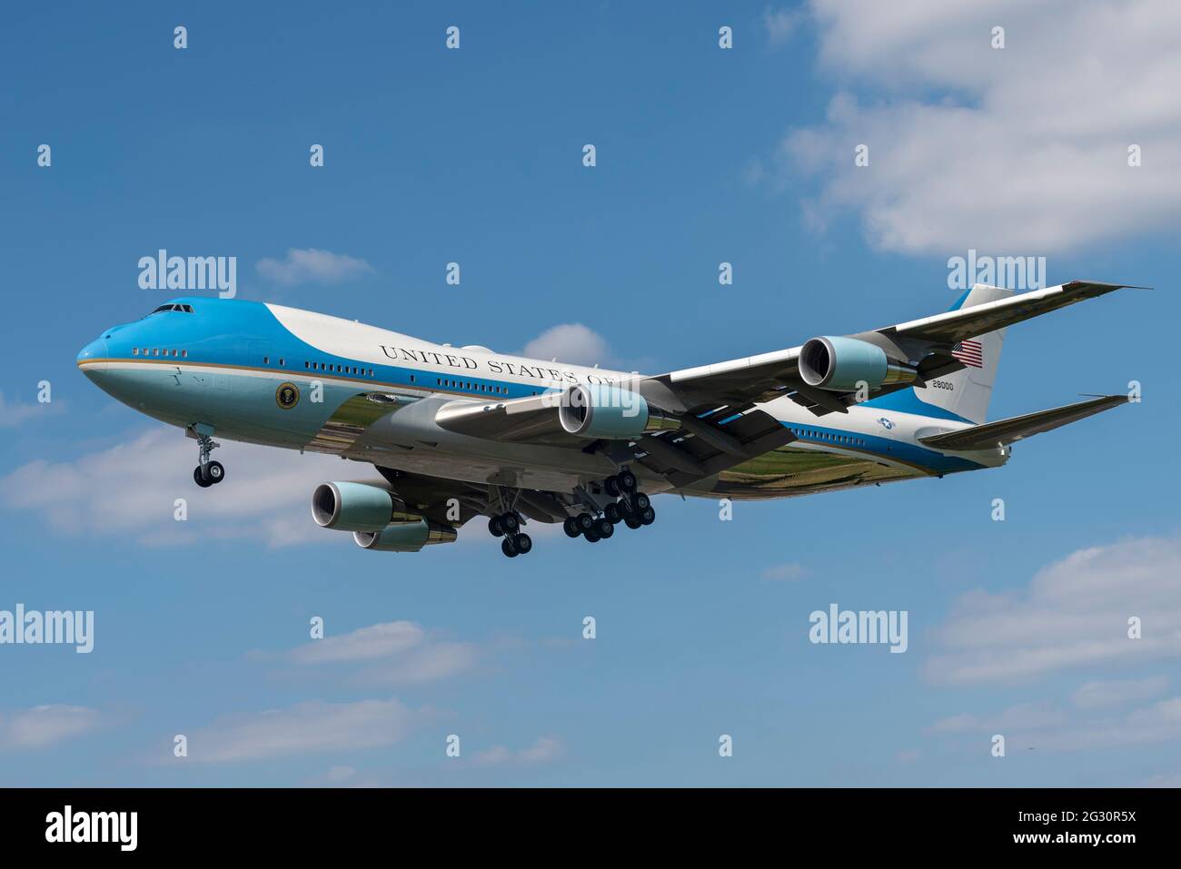 Aeroporto Heathrow di Londra, Londra, Regno Unito. 13 Giu 2021. US Air Force Boeing VC-25A segnale di chiamata 'Air Force One' è arrivato da Newquay con il presidente degli Stati Uniti Joe Biden a bordo per la sua visita con la regina. Atterrando all'aeroporto Heathrow di Londra in una giornata di sole Foto Stock